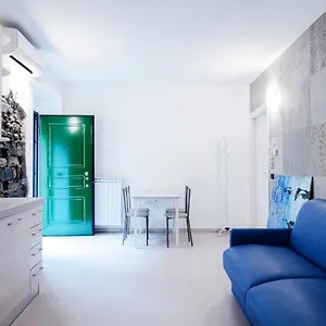 Blue Loft - The House Of Travelers , Côme Italia
